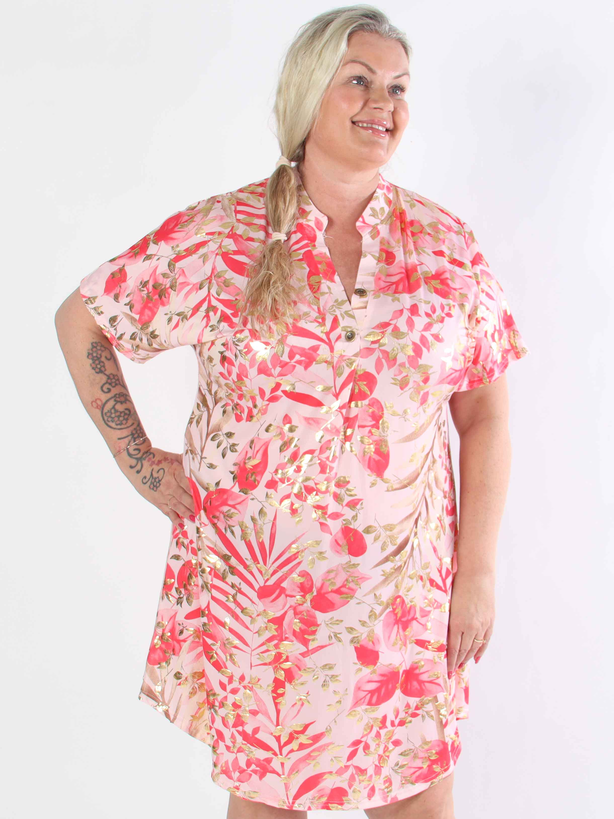 Ebba Gold Leaf Sleeveless - Plus size skjortklänning i stretchigt tyg med bladtryck